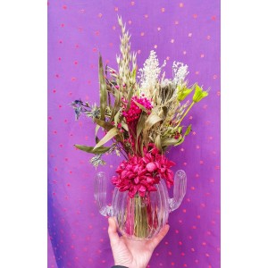Jarron de cristal con forma de cactus con flores preservadas